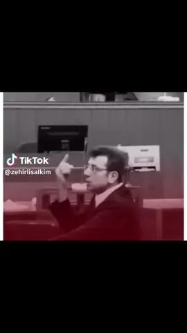 Adam tavuk kümes'inden yumurta çalarken suçüstü yakalanmış..  Üstü başı toz toprak içinde.. Tavuk tüyleri elbisenin her yerinde  cepleri yumurta dolu... Adamı mahkemeye çıkarmışlar.. Hakim sormuş; -Neden hırsızlık yaptın? -Avukat istiyorum Hakim bey  avukat olmadan konuşmam.. -Ya hu Hakim, yumurtalar cebinde, kümeste yakalanmışsın, tavuk pisliği her tarafına bulaşmış, hırsızlık yaptığını herkes görmüş avukatın gelip ne diyecek? -Valla ben de onu merak ediyorum!..  Acaba avukat ne diyecek #ekremimamoglu  #chpzihniyeti  #chp 