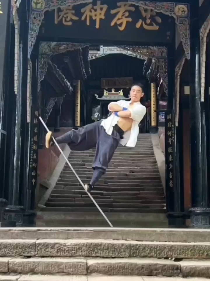 Behold! A young martial artist from Henan demonstrates perfect harmony of strength and control in a monkey-inspired routine. #MartialArts #Shaolin #WuKong
