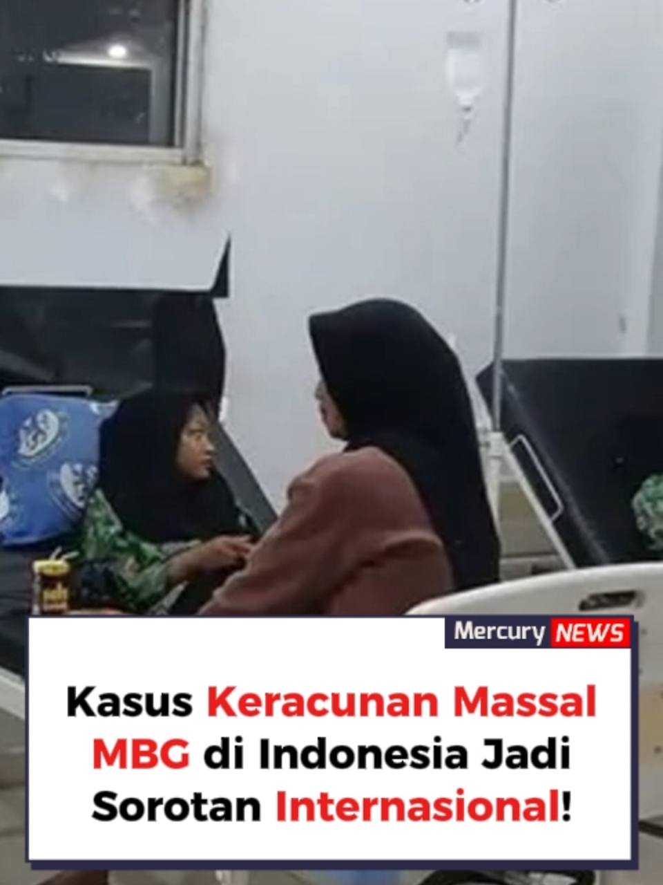 Media internasional sekelas Reuters dan The Straits Times  menyoroti pelaksanaan program Makan Bergizi Gratis (MBG) di Indonesia.  Satu poin krusial yang paling di soroti adalah, lemahnya pengawasan dan standar keamanan yang menyebabkan ribuan anak jatuh sakit. Insiden  ini bukan sekadar kecelakaan, tapi pukulan telak yang menimbulkan keraguan besar di mata publik dan dunia internasional terhadap kemampuan pemerintah dalam mengelola program sebesar ini dengan aman dan efektif.  Kualitas makanan yang disajikan, kebersihan, dan sistem distribusi semuanya kini dipertanyakan. Apakah janji evaluasi ini akan cukup untuk mengembalikan kepercayaan? Atau, apakah ini menjadi cerminan bahwa kita perlu pengawasan yang lebih ketat untuk melindungi generasi penerus bangsa? Bagikan pendapat Anda di kolom komentar. Source: Suara.com #MakanBergiziGratis #MBG #KeracunanMassal #KesehatanAnak #IsuSosial #KesehatanMasyarakat #RadioMercury #MercuryNews
