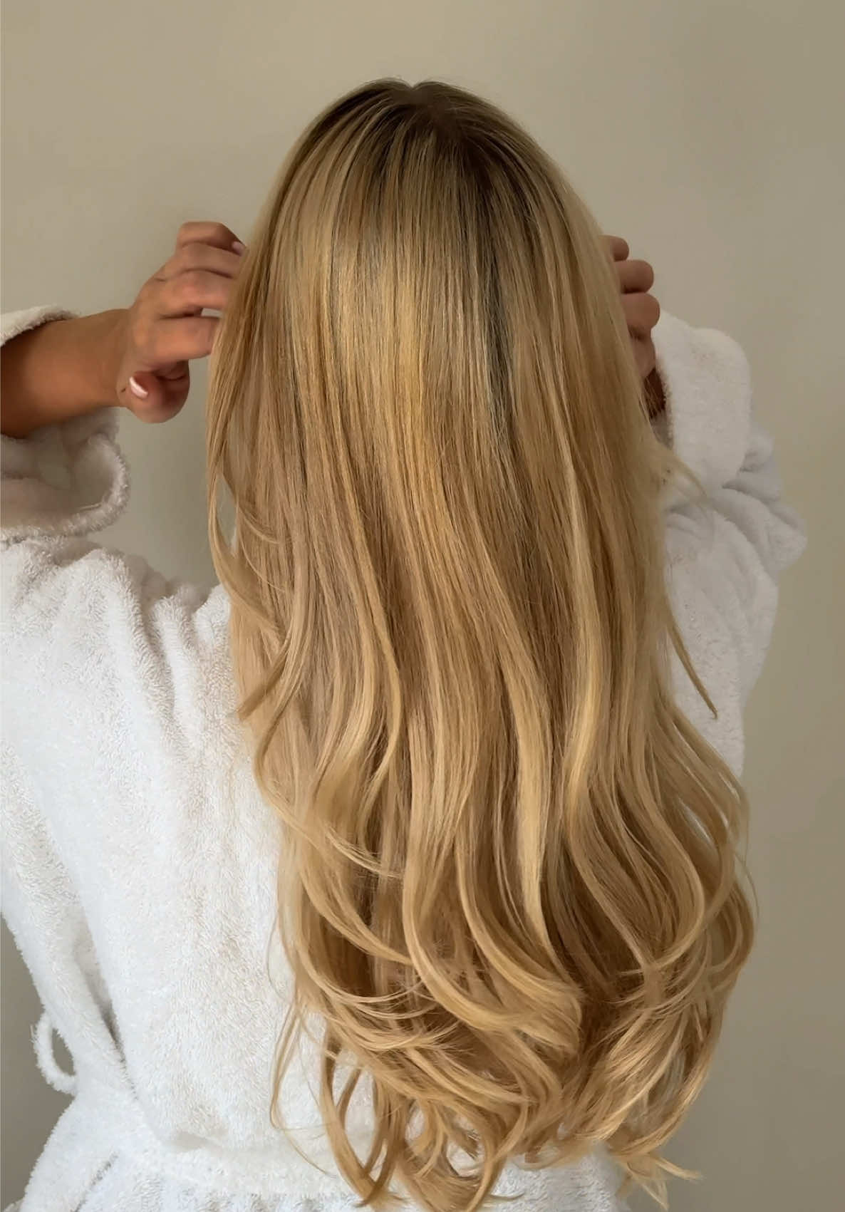 1. SCALP CARE 🧖🏽‍♀️ treat your scalp like your skin. Regularly massage with oil. 2. Silk pillowcases & scrunchies! 💕3. Collagen - taking nutrients from the inside out will massively speed up results! 4. Protective hairstyles and no heat is your best friend 💋 5. BE CONSISTENT  #hairhack #hairgrowth #healthyhair #hairroutine 