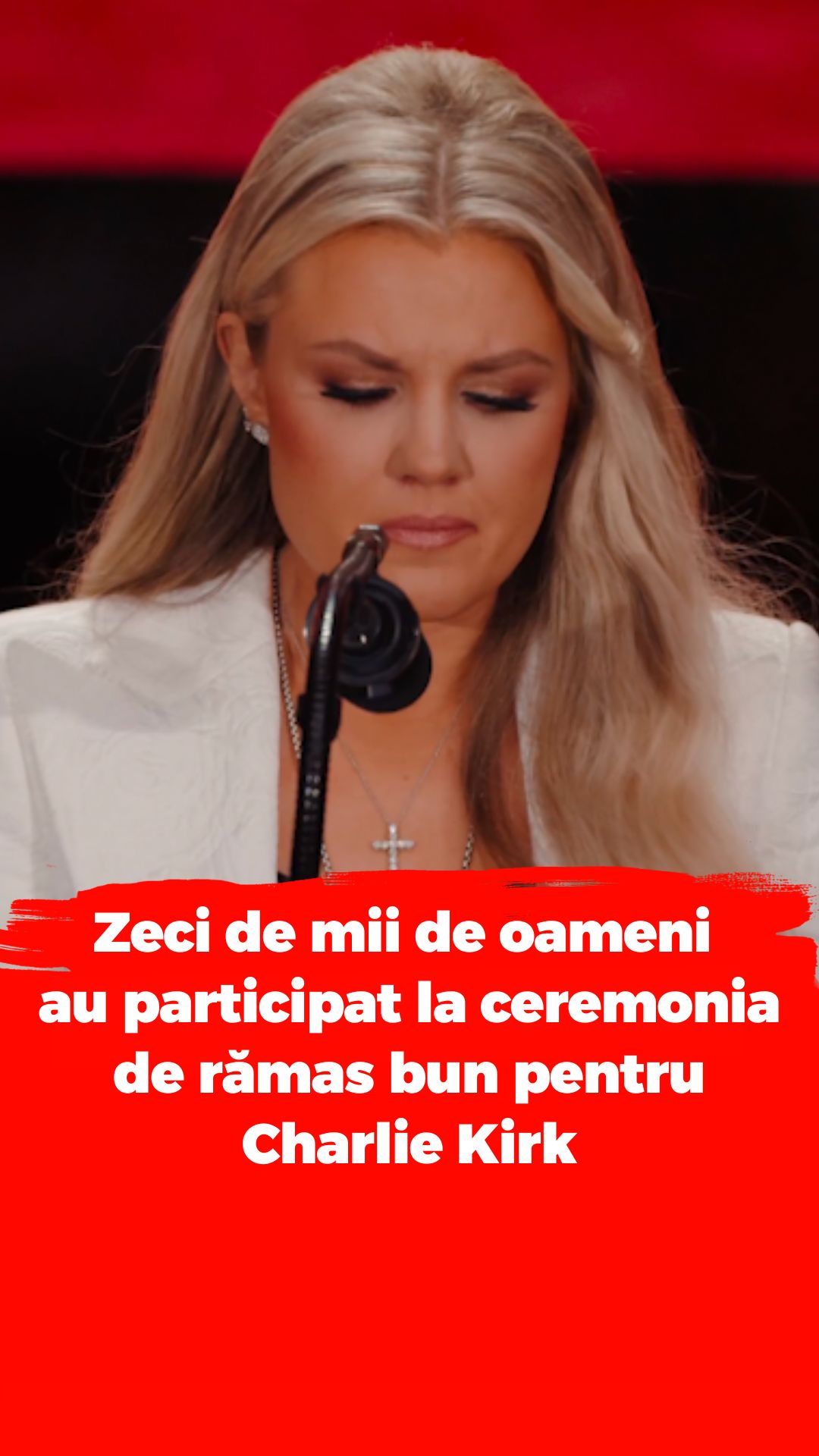 Zeci de mii de americani s-au strâns duminică pe stadionul State Farm din Glendale, Arizona, pentru a-l comemora pe Charlie Kirk, un cunoscut activist conservator, care a fost asasinat pe 10 septembrie în timp ce ținea o dezbatere la o universitate din Utah. La eveniment au participat lideri importanți ai MAGA („Make America Great Again”), printre care președintele Statelor Unite (SUA), Donald Trump, vicepreședintele JD Vance, soția lui Kirk, Erika, și miliardarul care deține X, Elon Musk. Trump a spus că asasinatul nu este doar o tragedie personală, ci și un atac asupra tuturor valorilor conservatoare. „Arma era îndreptată către el (n.r. Charlie Kirk), dar glonțul era țintit către noi toți”, a declarat președintele american. A mai zis și că activistul va primi post mortem Medalia Prezidențială a Libertății, cea mai importantă distincție oferită de președinte. Erika Kirk, care va prelua conducerea organizației Turning Point pe care soțul ei a fondat-o, a spus că iartă persoana care e acum cercetată pentru omorul soțului ei. Turning Point e o organizație studențească co-fondată de Kirk pe când avea 18 ani care are scopul de a răspândi idei conservatoare în campusurile universitare. „Bărbații care își irosesc viața pe distracții și cei consumați de resentimente, furie și ură - pe toți aceștia Charlie voia să îi ajute”, a declarat Erika Kirk, menționând că suspectul pentru asasinatul soțului ei ar fi genul de persoană pe care activistul voia să o ajute. Persoanele care au ținut discursuri în timpul comemorării au vorbit în termeni religioși despre o „renaștere” și l-au prezentat pe Kirk ca pe un erou care a luptat într-un „război spiritual”. Trump a spus că administrația lui investighează activiști și grupuri de stânga, pe care le acuză că alimentează violența politică, deși ancheta federală nu a găsit dovezi că suspectul are legătură cu astfel de grupuri. Autor: Petru Pena Surse: CNN/CBC/NBC #GenȘtiri #știri #tineri #Trump #Kirk #MAGA #Musk #Vance