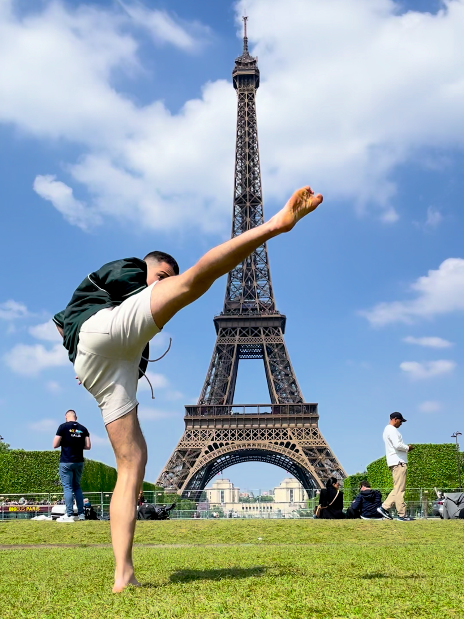 MI VLOG DE ÉSTO EN YOUTUBE!  👀➡ https://youtu.be/8xx7-OaYuIY?si=baL-32hU8AfjlG0h LE TEMPLE GATHERING- Une expérience inoubliable! Mon coeur là 🫀 #temple #letemple #templegathering #latoureiffel❤️🇫🇷 #tourism #tourist #jumps #tricks #backflip #tricking #kicks #event #toureiffel #eiffel #eiffeltower #trendd #viral