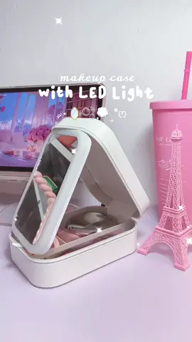Makeup bag ni sumpah function! siap ada LED mirror tau 😍 nak bersiap dalam kete pon takda masalah 😘 . Grabb now! #makeupbag #makeupbox #makeupbagwithledlight 