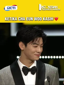 Cuma bu @mrsayudewi yang pernah dikasih LUVVVV langsung Cha Eun Woo nih🤭 Ada yang bisa tebak gak ini pas tahun berapa? #indonesiantelevisionawards2025 #indonesiantvawards2025 
