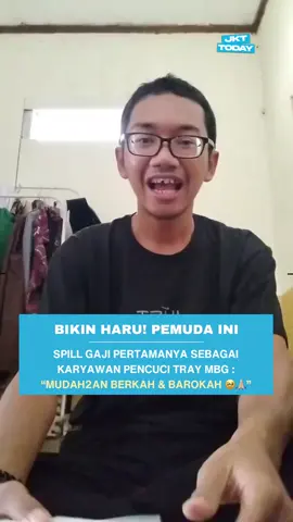 ALHAMDULILLAH IKUT SENENG LIATNYA YA KAK!! 🥹👍🏼💰🙏🏼 __ Video seorang karyawan Program Makan Bergizi Gratis (MBG) bernama Abi Nuraehan tengah membuka gaji pertamanya mendadak viral di media sosial. Aksinya yang penuh antusiasme menuai respons positif dari warganet. Dalam video yang diunggah, Abi tampak memegang kwitansi dan amplop putih berisi gajinya. Dengan semangat ia berkata, 