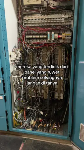 sangking banyaknya aktivitas di situ. wkkwkw.  #tekniklistrik⚡ #fyp #foryou #foryoupage #electrikalwork 