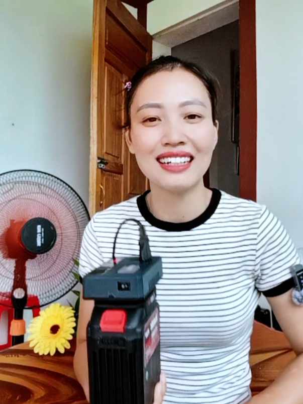 Trả lời @user366380416825 thay vì phải mua  nhiều đồ tích điện  anh chị em mình làm ngay combo này về sử dụng có thể cắm thiết bị trong nhà quạt điện sạc điện thoại hay là nhiều thiết bị khác nhé tiện lợi luôn ạ#dechuyennguonpin #dechuyendoidien #dechuyendoidien #dechuyennguonpin #_phamha2 