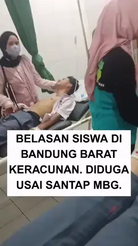 Innalilahi, semoga cepat diberikan kesehatan. Sekitar belasan siswa di SMK Pembangunan Bandung Barat, yang terletak di Desa Sirnagalih, Kecamatan Cipongkor, Kabupaten Bandung Barat (KBB), diduga mengalami keracunan massal. Kejadian ini terjadi pada Senin, 22 September 2025, setelah para siswa mengonsumsi makan siang yang disediakan oleh program Makan Bergizi Gratis (MBG). Setelah menyantap hidangan, para siswa mulai merasakan gejala keracunan, seperti pusing, mual, sakit perut, lemas, hingga sesak napas. Pihak sekolah dan petugas setempat segera mengevakuasi para siswa yang terdampak ke fasilitas kesehatan terdekat untuk mendapatkan penanganan medis. Pernyataan dari Kapolsek Sindangkerta, Iptu Sholehuddin, membenarkan adanya keracunan massal yang menimpa 15 siswa. Dari total korban, 13 siswa mendapatkan penanganan medis di Puskesmas Cipongkor. Sedangkan dua siswa lainnya, yang mengalami gejala lebih parah, dirujuk ke RSUD Cililin untuk perawatan intensif. Sc: @bandungterkini  🎥 Vt//ra014