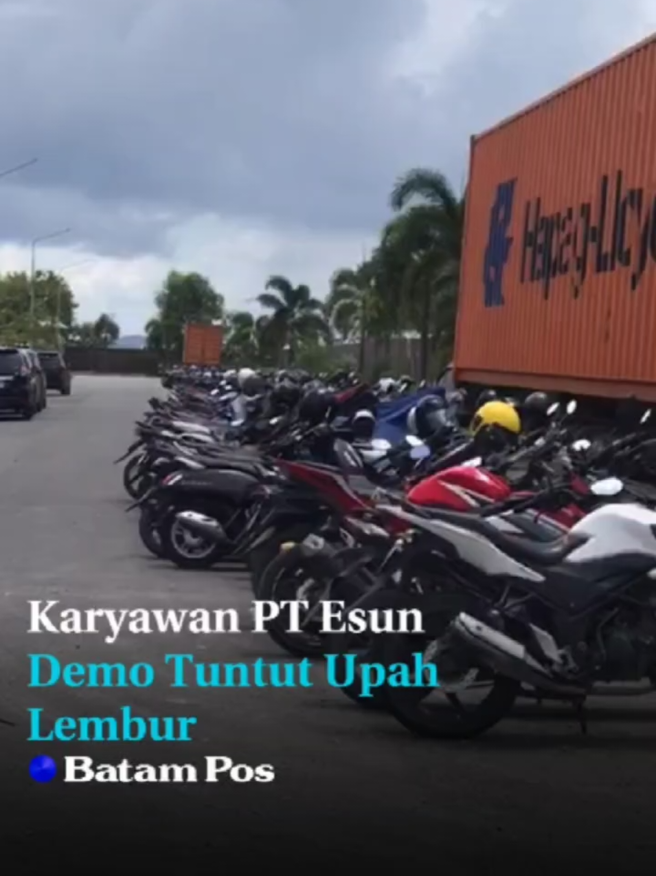 Puluhan karyawan PT Esun menggelar aksi demonstrasi di kawasan perusahaan pada Senin (22/9) pagi. Mereka menuntut pembayaran upah lembur yang hingga kini belum dibayarkan sesuai kesepakatan. Neklah, salah seorang karyawan, mengungkapkan bahwa sejak bekerja, ia dan rekan-rekannya tidak pernah menerima bayaran lembur sebagaimana dijanjikan perusahaan. “Perjanjiannya, lembur satu kali seminggu dibayar. Tapi kenyataannya sampai hari ini belum pernah dibayar,” ujarnya. Ia menegaskan, persoalan bukan terletak pada perusahaan, melainkan pada manajemen.  “Yang bermasalah itu manajemennya, bukan PT-nya. Jangan perusahaan yang ditutup, karena kami juga masih butuh pekerjaan di sini,” ujarnya. Meski gaji pokok tetap dibayarkan setiap tanggal lima, namun hak lembur yang seharusnya diterima setiap minggu tidak pernah terealisasi. Selain itu, karyawan juga menyoroti aturan kerja yang dinilai terlalu ketat. “Dari jam 1 siang sampai jam 6 sore kami tidak diperbolehkan minum. Kalau pun boleh, sangat dibatasi, bahkan ke toilet pun tidak diperkenankan,” ucap Neklah. Romi, karyawan lainnya, menegaskan aksi tersebut murni menuntut hak pekerja, bukan terkait kedatangan Menteri Lingkungan Hidup yang berkunjung ke lokasi pada hari yang sama. “Kami tidak tahu soal kedatangan Pak Menteri. Tadi pagi kami demo hanya soal gaji lembur, bukan menolak kunjungan beliau,” kata Romi. Reporter & video: M. Sya’ban Editor: Gabriel #karyawan  #PTEsun #demo 