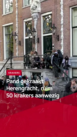 Het pand aan de Herengracht zou volgens de krakers sinds 2018 leegstaan. Ze zeggen dat ze al vier dagen in het pand wonen. Dat klopt niet volgens de huismeester, die het gebouw voor de eigenaar beheert. De huismeester zegt dat hij donderdag nog in het pand was en dat het op papier gewoon bewoond is. De huismeester of eigenaar gaat mogelijk aangifte doen. #AT5 #Amsterdam #Nieuws #Herengracht #Kraken 