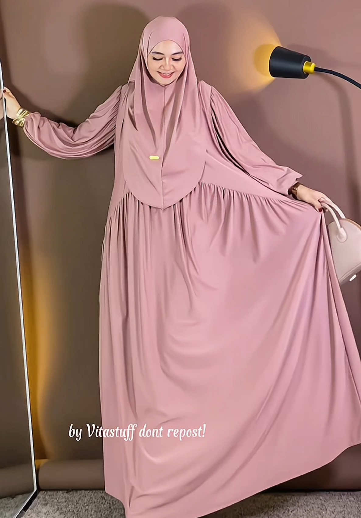 Menolak semua pink kecuali warna pink salmenya halimah, maniss polll🥰 #abayasethijab #gamisjersey #sethijabjersey #gamispremium #gamiscantik       