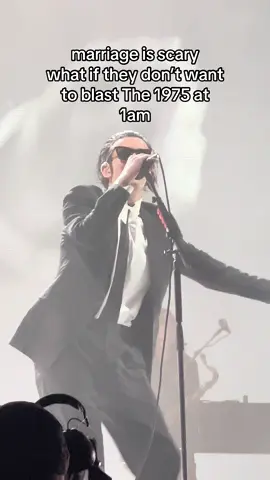 been there, she wouldn’t do it, never doing it again  #the1975 #the1975live #marriageisscary #mattyhealy #fyp 