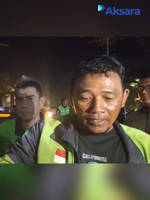 Teguh, seorang pengemudi ojek online (ojol) di Kota Pontianak, jadi korban pemukulan brutal yang diduga dilakukan seorang oknum anggota TNI. Insiden memalukan itu terjadi di Jalan Panglima AIM, tepat di depan SDN 04 Kota Pontianak, Sabtu sore (20/9). Tak terima rekannya diperlakukan semena-mena, ratusan komunitas ojol langsung bergerak. Dari sore hingga malam hari mereka mendampingi korban dan mendatangi Markas Polisi Militer (Mapomdam) XII Tanjungpura di Jalan Rahadi Usman, menuntut keadilan. Menurut penuturan Dede Sudirman, peristiwa bermula ketika Teguh hendak mengantar orderan. Saat berada di Jalan Panglima AIM, sebuah mobil yang dikendarai oknum TNI diduga hendak berbalik arah mundur. Teguh yang berada tepat di belakang mobil itu membunyikan klakson sebagai tanda. Namun bukannya berhenti, sang pengemudi mobil malah turun dan langsung melayangkan pukulan menggunakan siku ke wajah Teguh. Akibatnya, korban mengalami luka dan memar hingga harus dilarikan ke RS Bhayangkara Pontianak. Korban dipukul pakai siku. Kami minta kasus ini diproses secara hukum, jangan ada tebang pilih, tegas Dede di Mapomdam. #TNI #Ojol #Fyp #Bahaya #Viral #Hukum