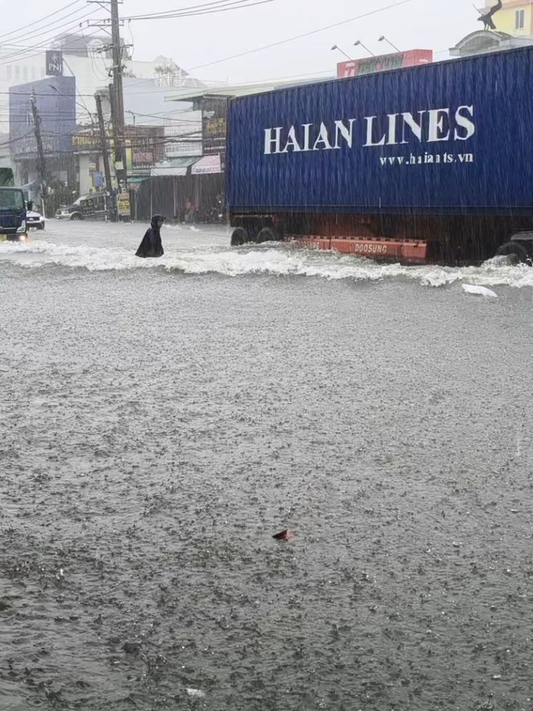 TP biển Biên Hoà mới mưa có 15p đã thành biển rồi 