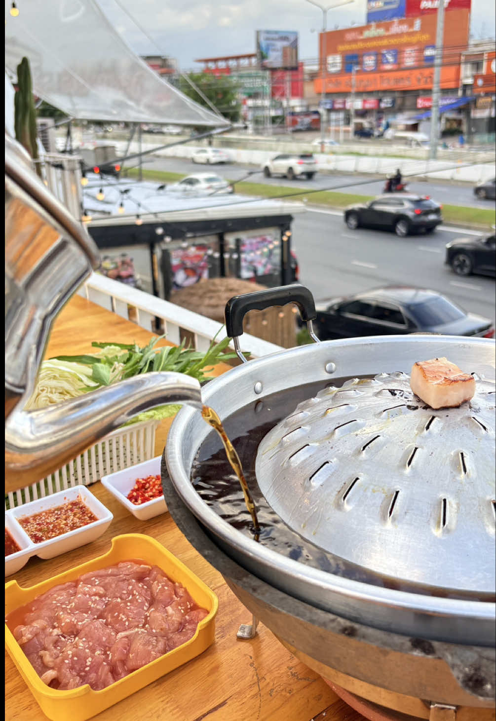 🍲✨ ใหม่! ซุปน้ำดำต้นตำรับญี่ปุ่น หอมกลมกล่อม เคี่ยวเข้มข้น หวานละมุนจากผักสด ✔️ ย่างหมูร้อนๆ จุ่มลงไป…โอ้โห  ฟินแบบไม่ต้องบินไปญี่ปุ่น 🇯🇵 📍มาลองความอร่อยสูตรใหม่ได้ที่ หมูกะทะในเมือง@นนทบุรี ความสุขอยู่บนเตา ความอร่อยอยู่ที่หมูกะทะในเมือง❤️🔥 #หมูกะทะเยียวยาทุกอย่าง #หมูกะทะในเมือง #นนทบุรี #ซุปน้ำดำ #ของอร่อยบอกต่อ 