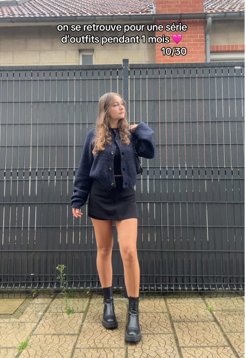 Un look simple mais efficace pour l’automne 🍁🖤 Vous validez ce 10/30 ? 👀✨ Cardigan : @H&M Jupe short : @Stradivarius  #OOTD #LookAutomne #FallOutfit #ModeAutomne #AutumnVibes     