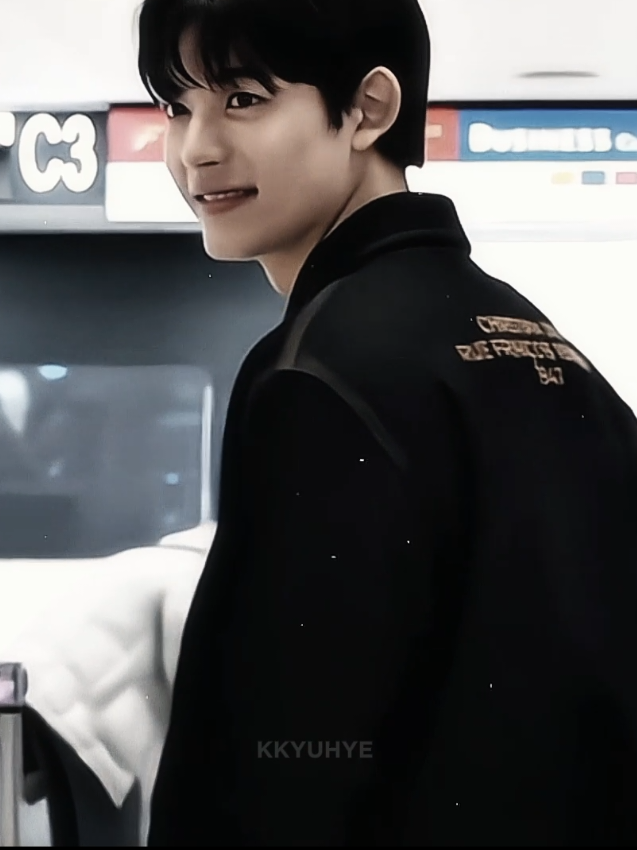 i hope he knows im insane about him #parksolomon #lomon #fyppppppppppppppppppppppp #fyp 