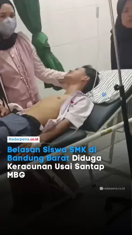 Sekitar 15 siswa SMK Pembangunan Bandung Barat di Desa Sirnagalih, Kecamatan Cipongkor, mengalami dugaan keracunan massal pada Senin (22/9/2025). Peristiwa ini terjadi usai para siswa menyantap makan siang yang disediakan melalui program Makan Bergizi Gratis (MBG). Setelah makan, sejumlah siswa mulai merasakan gejala seperti mual, pusing, sakit perut, lemas, hingga sesak napas. Sebagian besar korban langsung mendapat perawatan di Puskesmas Cipongkor, sementara dua siswa dengan gejala lebih berat dirujuk ke RSUD Cililin untuk penanganan intensif. Pihak kepolisian bersama dinas terkait masih menyelidiki penyebab pasti dugaan keracunan tersebut. —-  #Radarpena #Radarpenanews #BandungBarat #KeracunanMassal #MakanBergiziGratis       