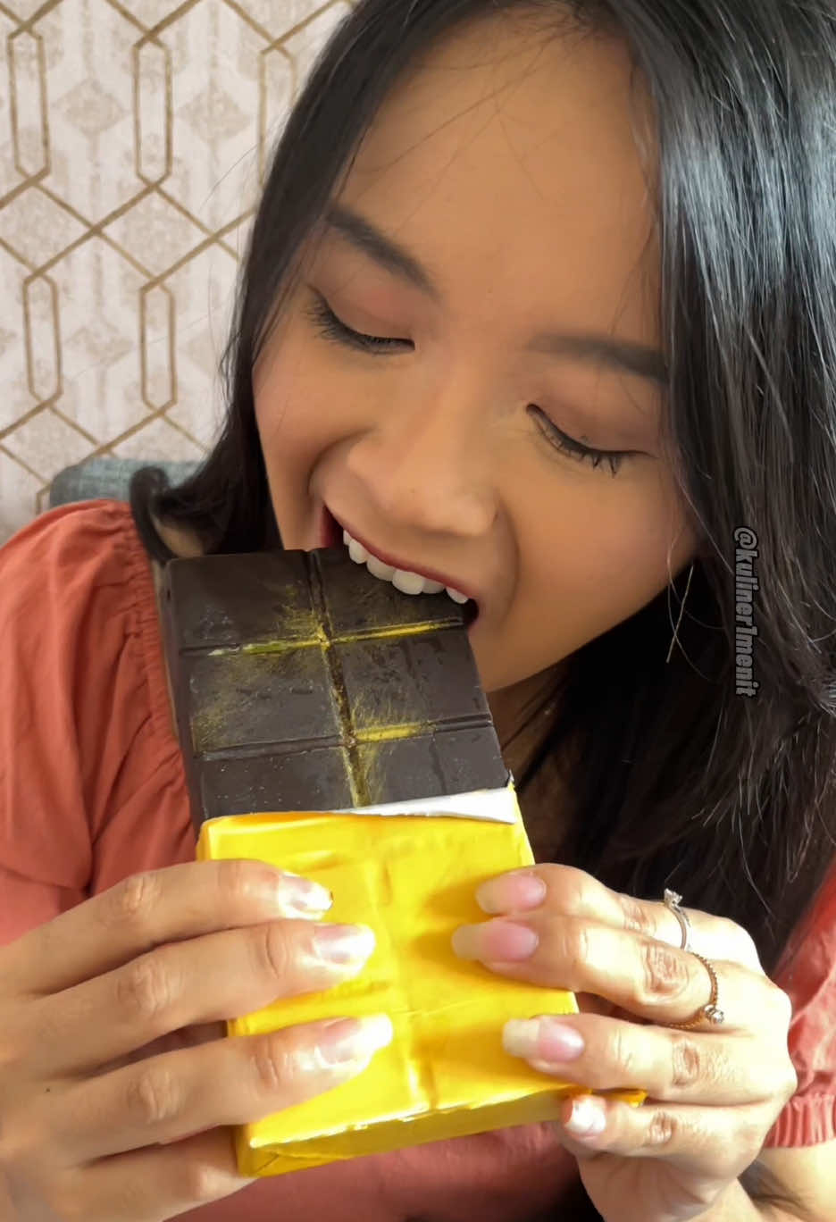 . RUBY JANE N CO . FIX UDAH NEMU COKELAT DUBAI PALING ENAK!!🥰🥰 . Cokelat dubai paling ter dubai! Pistachio dan kunafa yg asli no campuran, jadi rasanya gurih ada asin2nya. Bisa di mix sama cokelat mereka yg premium, dark cokelat nya paling the best, cokelatnya intens, pahitnya pas, gak terlalu manis🥰🥰 Enak bangettt! Selain itu ada rasa yg milk chocolate, dan premium matcha. Matcha nya premium pake uji matcha dari Jepang! Cusss kalian cobain . 🏠 RUBY JANE N CO 📍Pengiriman ke seluruh indonesia 🔎 @Rubyjanenco  Shopee: rubyjanenco  HALAL  . #kuliner1menit #chocolate #dessert #surabaya #food #malang #cokelat #malangfoodies #kulinerpedas #legendaris #streetfood #jakartafoodies #medankuliner #jakarta #surabayakuliner #kulinermedan #jajananbandung #jakartafood #oleholeh #bandungfoodies #malangculinary #malangkuliner #kulinerlegend #surabaya #surabayafoodies #mesan #kulinersurabaya . On Frame: @yennysuk