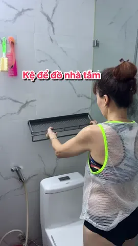Chỉ cần dán và đợi không cần khoan đục là có những chiếc kệ để đồ phòng tắm đẹp sang như này r các bác ơi 😍 #dogiadung #kephongtam #kegocnhatam 