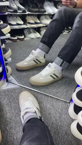 Rekomendasi sepatu cowok keren dari brand Bavito #bavito #sepatu #sepatucowok #sneakerscowok #sepatusneakers 