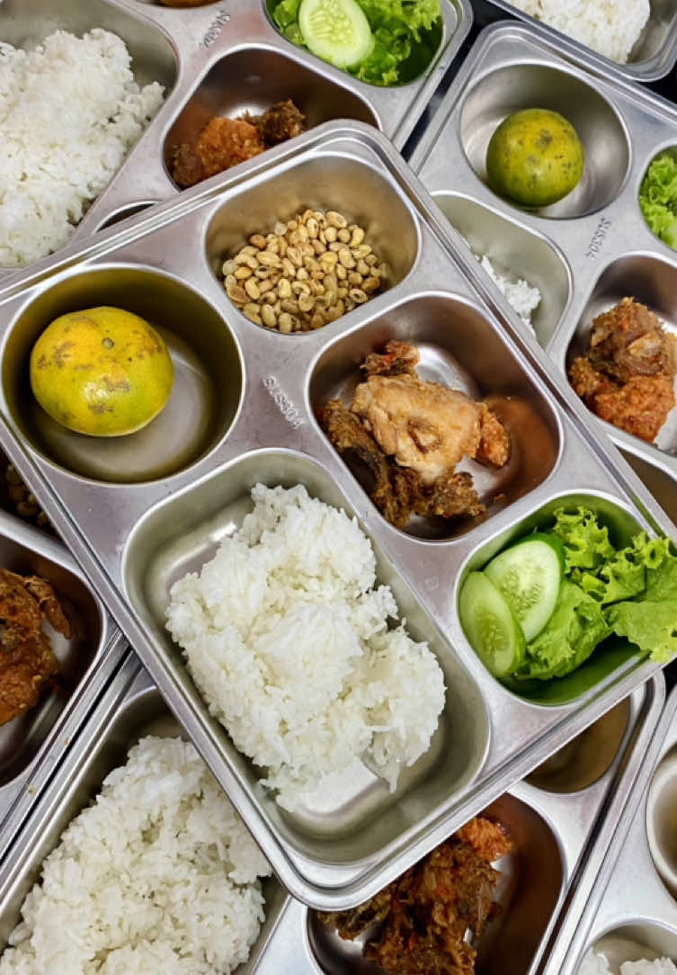 Semoga adik”suka ya🥰 #mbg #makangratis #sekolah 