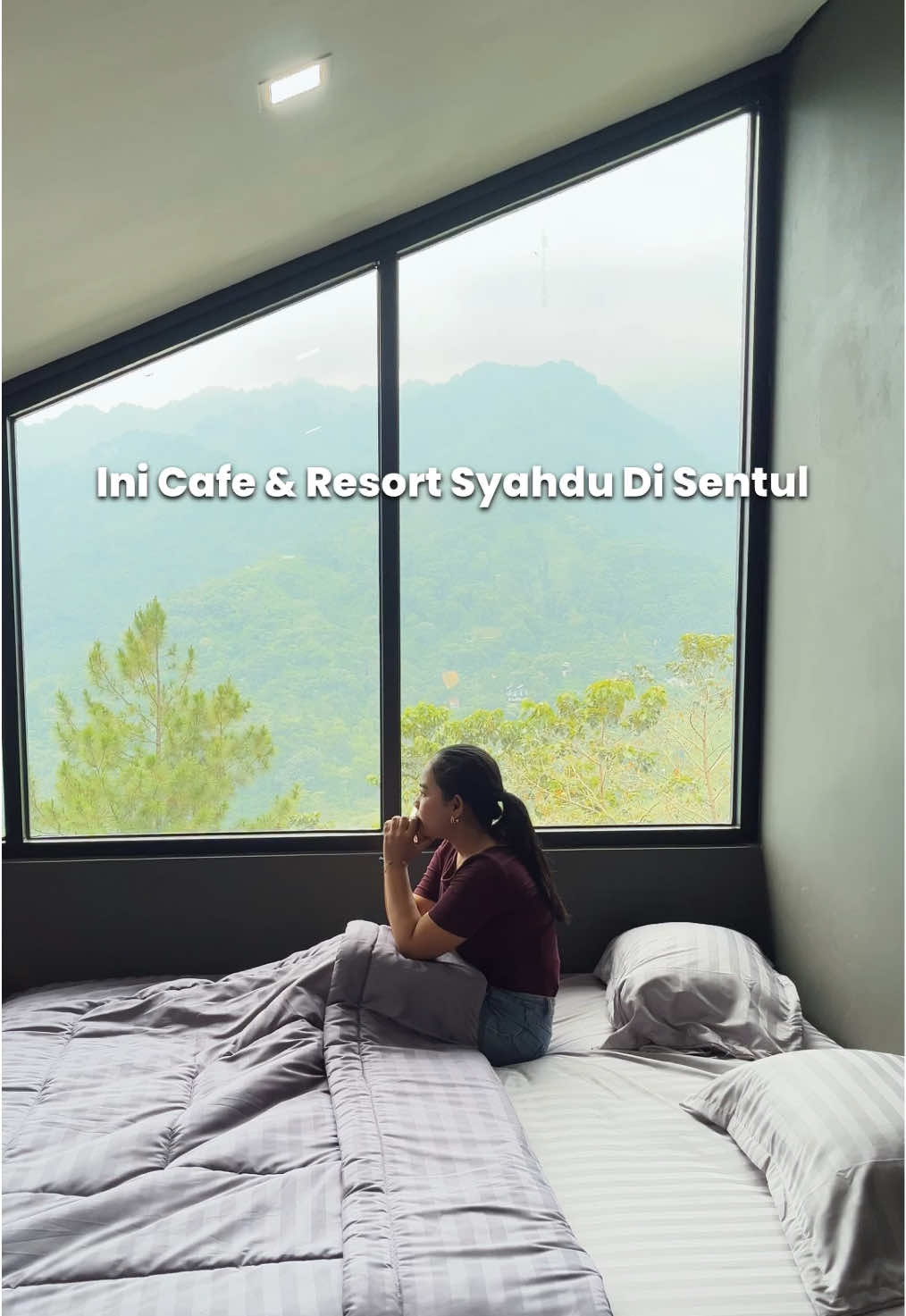 Butuh short escape yang syahdu? coba deh mampir ke salah satu hidden gem di sentul ini. cafe & resort dengan view langsung menghadap perbukitan, adem banget dan pemandangannya cakep.  mereka punya beberapa tipe kamar, dan aku nyobain tipe edelweiss 2 yang muat untuk 4 orang dewasa, lengkap dengan kamar mandi bersih, amenities komplit, plus balkon nyaman buat ngechill.  yang bikin makin seru, ada paket bbq juga untuk makan malam bareng-bareng. cocok banget buat staycation ramean ataupun sekadar kabur sebentar dari rutinitas.  Buruan tag temen kamu yang mau diajak staycation syahdu disini! 📍Highlanders Cafe & Resort Jalan Gunung Batu, Bojong Koneng, Sentul, Babakan Madang, Kab. Bogor #staycationsentul #cafesentul #resortsentrul #shortescape #liburanbogor #hiddengebogor #bbqtime #staycationindonesia #viewperbukitan #healingbogor #ngopisentul #resorthits #liburanasyik #staycationmurah #sentulhits