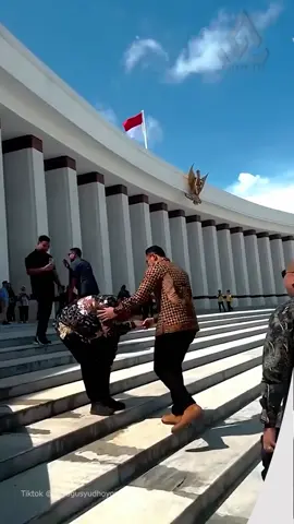 Menteri Koordinator Bidang Infrastruktur dan Pembangunan Kewilayahan, Agus Harimurti Yudhoyono (AHY), menegaskan komitmennya untuk terus mengawal pembangunan Ibu Kota Negara (IKN) di Penajam Paser Utara, Kalimantan Timur Ia menyampaikan bahwa pembangunan IKN sebagai ibu kota politik ditargetkan rampung pada tahun 2028, sejalan dengan amanat dalam Perpres Nomor 79 Tahun 2025 yang ditandatangani Presiden Prabowo. AHY menekankan pentingnya penyelesaian kawasan eksekutif, legislatif, dan yudikatif, yang akan menjadi fondasi utama IKN sebagai pusat pemerintahan baru. Pemerintah berkomitmen memastikan transisi ibu kota berjalan sesuai arah kebijakan nasional.
