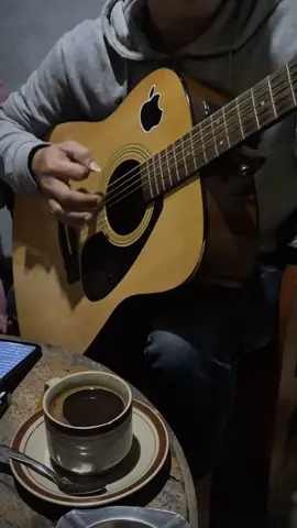 Yang pengen pake senar samaan bisa cek showcase teman”🙏🏻🥰 @ΛFIKΛ  @Abminor7  #sekuathatimu #nostalgia90an #liriklagu #cover #tongkrongan 