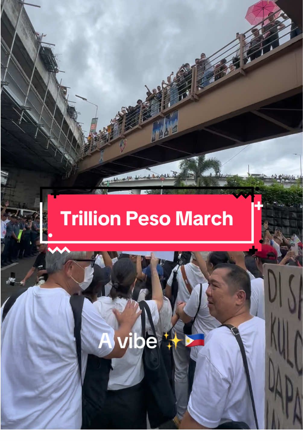 Ang daming galit sa gobyerno. Ang daming lumabas ng bahay kahit hindi sila palalabas at kahit pa maulan. Ang daming sumabay sa malakas na pagkanta sa mga awiting hanggang ngayon ay napapanahon pa rin. Isang malaking karangalan ang ipaglaban ka, Pilipinas! 🇵🇭#labansakatiwalian #demandtransparency #trillionpesomarch #philippines #filipino 