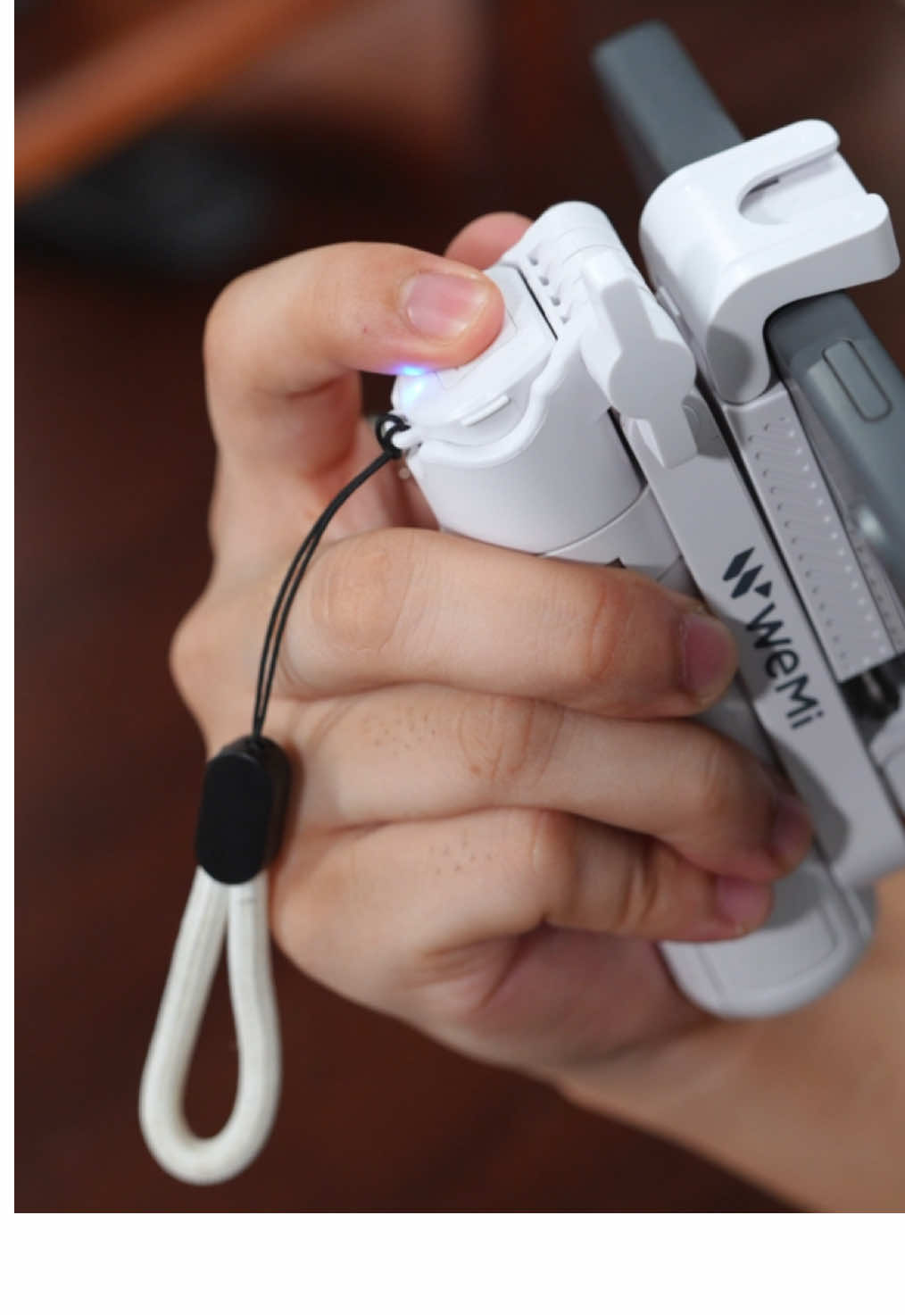 Jika Anda juga ingin menemukan sudut pemotretan yang memuaskan dan menyelesaikan pemotretan secara mandiri, M1 yang diproduksi secara resmi oleh WEMI sudah pasti menjadi pilihan utama Anda!!!#tripod #tongsis #tripodbluetooth #tongsisbluetooth #selfiestick 