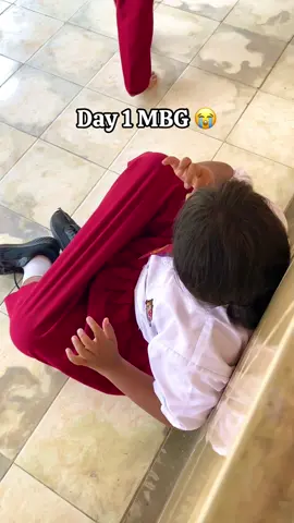 Tolong😭🙏 #dayone #day1 #MBG #makanbergizigratis #yareu #makangratis #makansianggratis #badangizinasional #pemerintah #programprabowo #anaksekolah #anaksd #mbgcore #core #sppg #trending #4u #fyp #trendvideo #foryoupage #masukberanda #xyzabc 