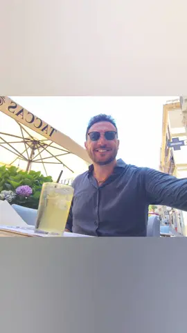 il viaggio è anche gusto e relax... godersi un buon aperitivo... a Cagliari non possiamo farci mancare il mirto spritz... stavolta lo assaggiato nella versione con mirto bianco, è piú delicato... #piratiincrociera #comunitàpercrocieristianonimi #siviaggiare #mirtospritz #loveboat 