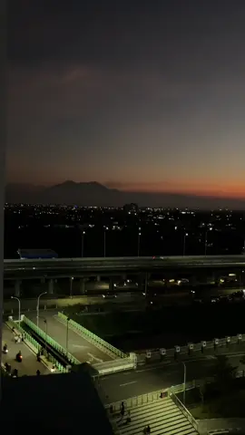 —uinsa bagian gunung anyar selalu mendapatkan pemandangan gunung dan sunsetnya yang tidak pernah mengecewakan #uinsa #arekuinsa @AREK UINSA 