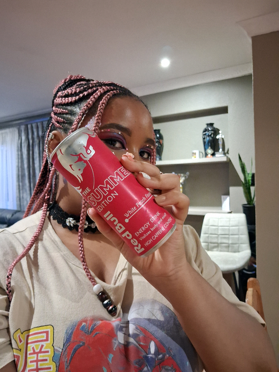 Summer just got a new look💗! Getting beat so bad in a game that you almost feel like reporting it to the authorities for assault? Need a bit of an energy boost to help turn 'GGs🥲' into 'GGEZ😎'? @Red Bull South Africa 's got you covered! Behold! Red Bull: Summer Edition, white peach flavour🍑. It'll give you the power up to bring the pain to your opps, and you'll look so ✨️bonita✨️ while you do it too🥰! Cause like...its pink and tastes like peaches😍. What more do you need😂? Get yours while stocks last😘! And no, you can't have mine😐. I'll fight you for it👀. In game, of course😂. #RedBullZA #SummerEdition #GivesYouWings #Tekken  #Gaming 