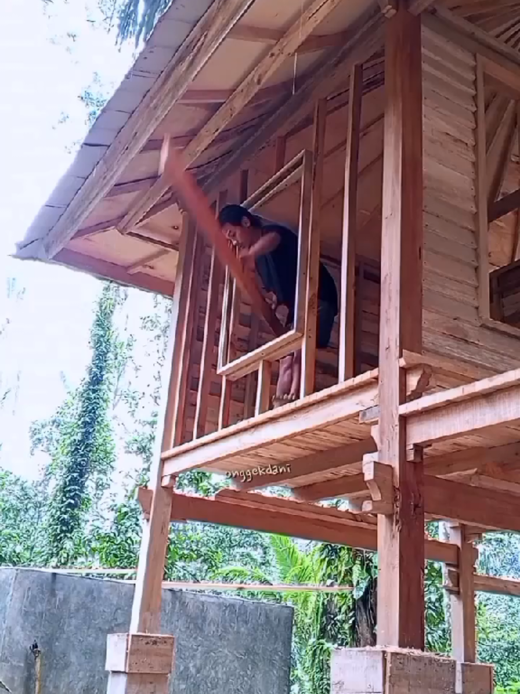 Installing wall boards for a wooden stilt house 🪚✨ #Woodworking #DIYProject #Carpentry #HomeImprovement #WoodworkSkills 