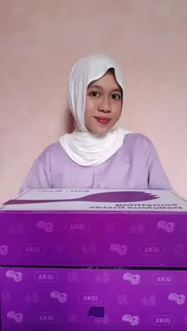 Unboxing PR Package UENA × Machelwie  @uenafood  ada Nasi Ayam Mozza + Oseng Telur Bawang Viral, chili oil crispy, sambal kacang wijen, dan kerupuk jengkol, aku juga dapet merchandise keranjang telur ayam yang super gemesh Rasanya enak banget!! Fix guys kalian harus cobain menu collab ala chef viral tapi tetep harga merakyat, wajib banget coba UENA × Machelwie #UENA #ViralMerakyat #makananenak #makanviral