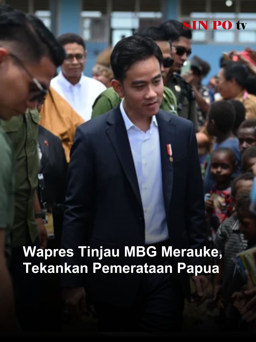 Wapres Tinjau MBG Merauke, Tekankan Pemerataan Papua. Wakil Presiden Gibran Rakabuming meninjau program Makan Bergizi Gratis di SMP Negeri Gudang Arang, Merauke, Papua Selatan. Kunjungan ini menegaskan komitmen pemerintah dalam mendorong pemerataan pembangunan hingga ke wilayah timur Indonesia. #sinpotv #sinponewstv #wapres #Gibran #merauke #papua #MBG #berita #beritatiktok #beritaterkini #fyp #viral #tranding