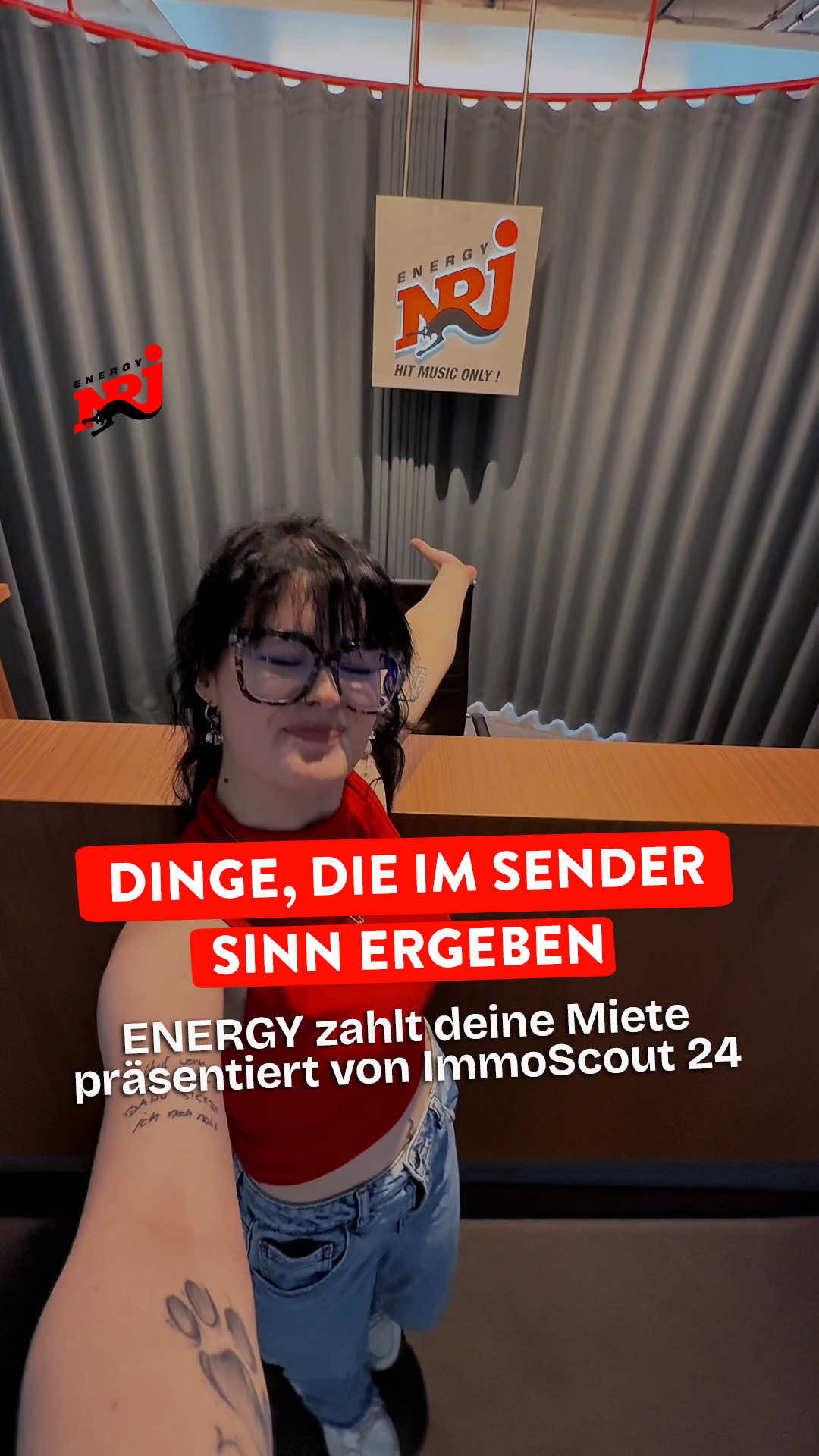 Und am meisten Sinn ergibt: …wenn du deine Miete nicht zahlen musst. ✨ ENERGY zahlt eure Miete – präsentiert von @ImmoScout24 ✨Ein Jahr wohnen for free? YES PLEASE. 😍Egal ob 1-Zimmer-Bude oder Luxusloft! 👉 So einfach geht’s: Von Montag bis Donnerstag zieht jeden Tag ein neuer ENERGY-Star in unsere fiktive WG ein. Hör genau hin, merk dir alle Bewohner*innen und wenn du am Freitag die Stars richtig aufzählst, schenken wir dir 1 Jahr wohnen for free! 😍 💬 Registrier dich direkt über unser Formular auf www.energy.de oder schreib uns bei WhatsApp – und vielleicht klingelt schon am Freitag dein Handy 📱 #ENERGYzahltdeineMiete #StarWG #ImmoScout24 #ENERGY 