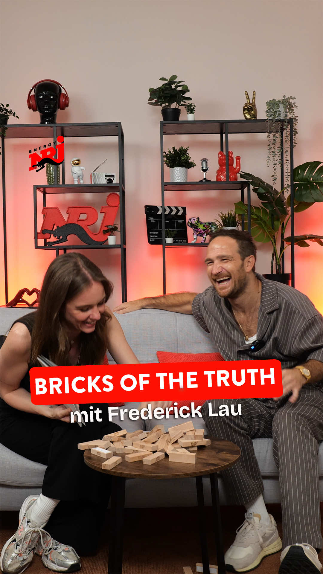 Frederick Lau spielt Bricks of the Truth – passend zu seinem neuen Mystery-Thriller BRICK, jetzt auf Netflix!  • • • #ENERGY #fredericklau #Jenga #interview