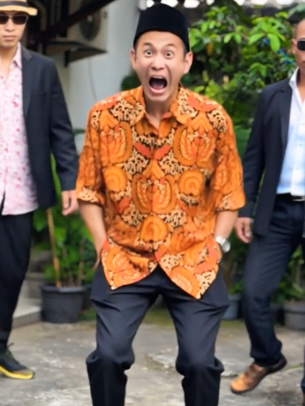 Ajudan koplak: tugas negara ditunda dulu, sekarang fokus godain janda bohay yang lagi konser dangdut 🤣