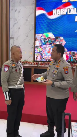 Pelopor keselamatan nihh, kerennn👍😎. Perkenalkan beliau adalah pak Amin, mantan anggota Pelopor Brimob yang sekarang bertugas  sebagai petugas samsat keliling di Satlantas Polres Blitar. Meskipun masa tugasnya tinggal 8 tahun, tapi semangat & jiwanya masih tetap “Brigade!” banget, mantap! #fyp #foryoupage 