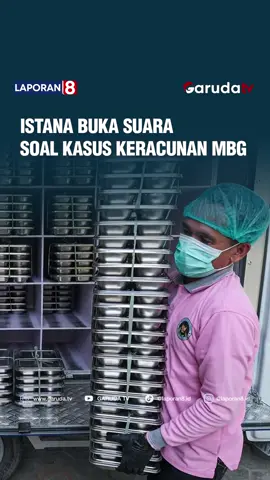 Kepala Staf Kepresidenan, Muhammad Qodari, buka suara soal kasus keracunan yang terjadi dalam program Makan Bergizi Gratis (MBG). Qodari menegaskan pemerintah tidak tutup mata dan tengah melakukan evaluasi menyeluruh. Pada Senin siang, di Istana Negara Jakarta, Kepala Staf Kepresidenan Muhammad Qodari menyampaikan berdasarkan data BGN tercatat 46 kasus keracunan MBG, sementara Kemenkes mencatat 60 kasus dan BPOM mencatat 55 kasus. Muhammad Qodari meminta seluruh pihak tidak terpaku pada perbedaan angka antar lembaga karena angka penderita secara statistik sinkron, yakni berada di kisaran 5.000 penderita yang terjangkit keracunan MBG. Muhammad Qodari menyampaikan dari asesmen cepat BPOM, puncak kejadian tertinggi pada Agustus 2025 dengan sebaran terbanyak di Provinsi Jawa Barat. Penyebab utama keracunan mencakup faktor kebersihan makanan, suhu penyajian, ketidaksesuaian dalam pengolahan pangan, serta kemungkinan alergi pada penerima manfaat. Sejumlah kendala ditemukan dalam pelaksanaan MBG, terutama kepatuhan terhadap standar keamanan pangan. Muhammad Qodari mengungkapkan berdasarkan data Kemenkes per September 2025, dari 1.379 SPPG, 413 memiliki SOP keamanan pangan, dan 312 yang menjalankan SOP tersebut. Qodari menekankan pentingnya kepemilikan sertifikat Laik Hygiene dan Sanitasi (SLHS) dari Kemenkes oleh setiap SPPG. Untuk itu, Qodari menekankan pentingnya kepemilikan sertifikat Laik Hygiene dan Sanitasi (SLHS) dari Kemenkes oleh setiap SPPG sehingga ada bukti tertulis bahwa pangan olahan dan siap saji memenuhi standar baku mutu serta persyaratan keamanan pangan. Caption | Admin: Raihana #MakanBergiziGratis #MBG #KeracunanMakanan #MuhammadQodari #KepalaStafKepresidenan #GarudaTV #Kemenkes #BPOM