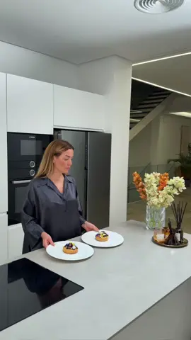 La receta completa ahora está en YouTube, enlace en la biografía ❤️ NO SOY QUIÉN CREES QUE SOY Llevo mucho tiempo desorientándoos y creo que ha llegado el momento de confesarlo todo 🫣 Estoy segura de que para muchas esto no será un secreto, pero… ¡NO SOY CHEF! No tengo restaurante, ni panadería, ni siquiera una cafetería. Aprendí a cocinar cuando estaba de baja maternal hace 15 años, no en cursos de cocina prestigiosos. Mi profesión real es… perfumista. 🪔 Aunque no he abierto un restaurante, he creado dos marcas de perfumes que la gente conoce en todo el mundo. Mis fragancias son mi mayor orgullo. Siempre me llena de alegría cuando vosotras, que me conocisteis a través de mis recetas, probáis mis productos y me escribís sobre lo maravillosos que son. Os estoy tremendamente agradecida por ello. ❤️ ¡Y esta ha sido mi confesión para empezar la semana! Me dirijo a las que ya sois expertas de mi marca: escribid, ¿por qué creéis que todo el mundo debería conocerla cuanto antes? 🥹 #reinavelcheva #byvelcheva #foodaesthetic #perfumestiktok 