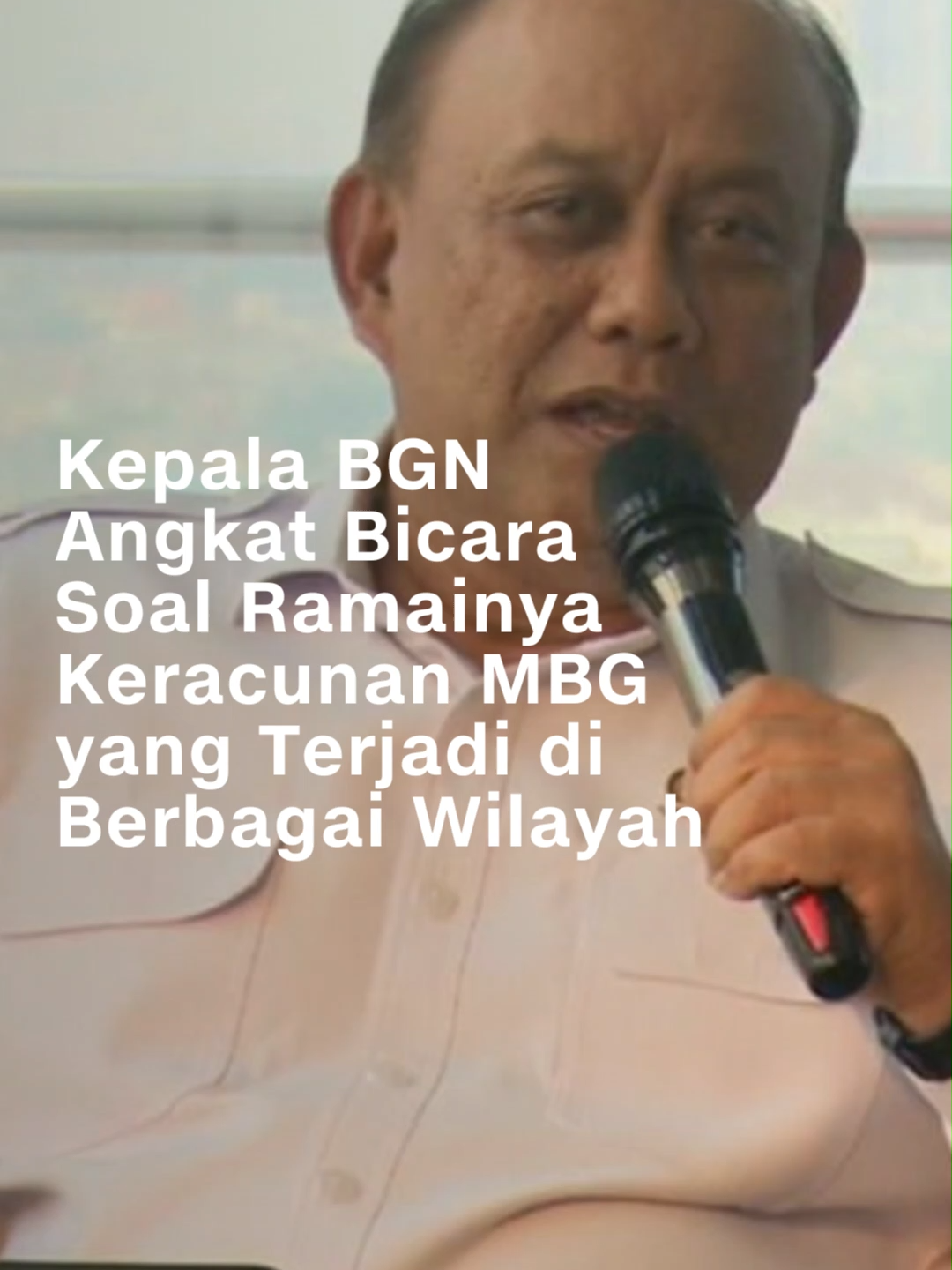 Kepala Badan Gizi Nasional (BGN) Dadan Hindayana mengakui 4.700 porsi Makan Bergizi Gratis (MBG) bermasalah dan menyebabkan gangguan kesehatan pada anak. Dadan membandingkan kasus-kasus itu dengan capaian program tersebut. Menurutnya, makanan yang telah disalurkan pemerintah melalui MBG mencapai 1 miliar porsi. #cnnindonesia #cnnindonesiacom #BGN #MBG