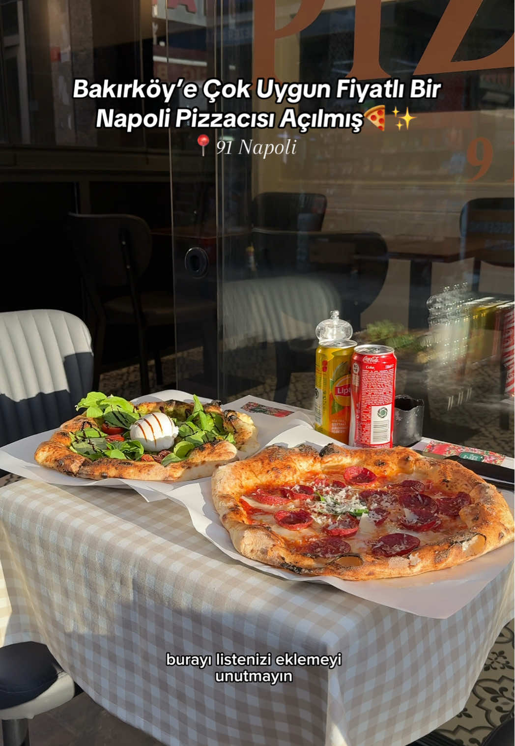 Bakırköy’de yeni açılan Napoli 91, uygun fiyatlı pizzasıyla şimdiden favorimiz oldu 🍕✨ Hamuru tam 72 saat dinlendiriliyor, odun fırınında piştiğinde ortaya çıtır ve aroması mükemmel bir pizza çıkıyor. Sosundan peynirine kadar her şey özenle hazırlanmış 👌🇮🇹 @91napoli  Biz anatolia ve buratta pizza denedik. Buratta pesto soslu bir pizza inanılmaz lezzetliydi 👌 Bir de sucuklu deneyelim diye anatolia tercih ettik sucuk sevenlerin bayılacağına eminiz☺️🙏 Yeni yerler keşfetmeyi seviyorsanız, burayı mutlaka deneyin ve “beraber gidelim” dediğiniz arkadaşınızı etiketlemeyi unutmayın! 😍 📍 Adres: Zeytinlik, Mor menekşe sok, 5/a Bakırköy/İstanbul (Bakırköy Meydan’a sadece 2 dakika yürüme mesafesinde!) Daha fazla böyle öneri için @gezimekanrotalari takip etmeyi unutma💫 (reklam) . . . . . #bakırköy #bakırköymekan #pizza #napolipizza #napoli91   @91napoli 
