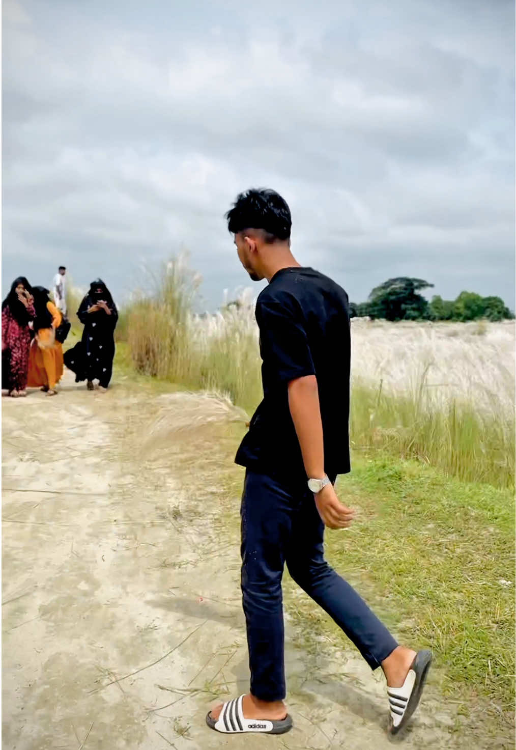 কাশফুল🥰  .  . . কিন্তু GF চাড়া😫 #kasfulsong #foryou #fyp #tiktok #foryoupage #vairal #foruyou #fypシ゚viral🖤tiktok #kishorganj #fypシ #outfit @TikTok Bangladesh 