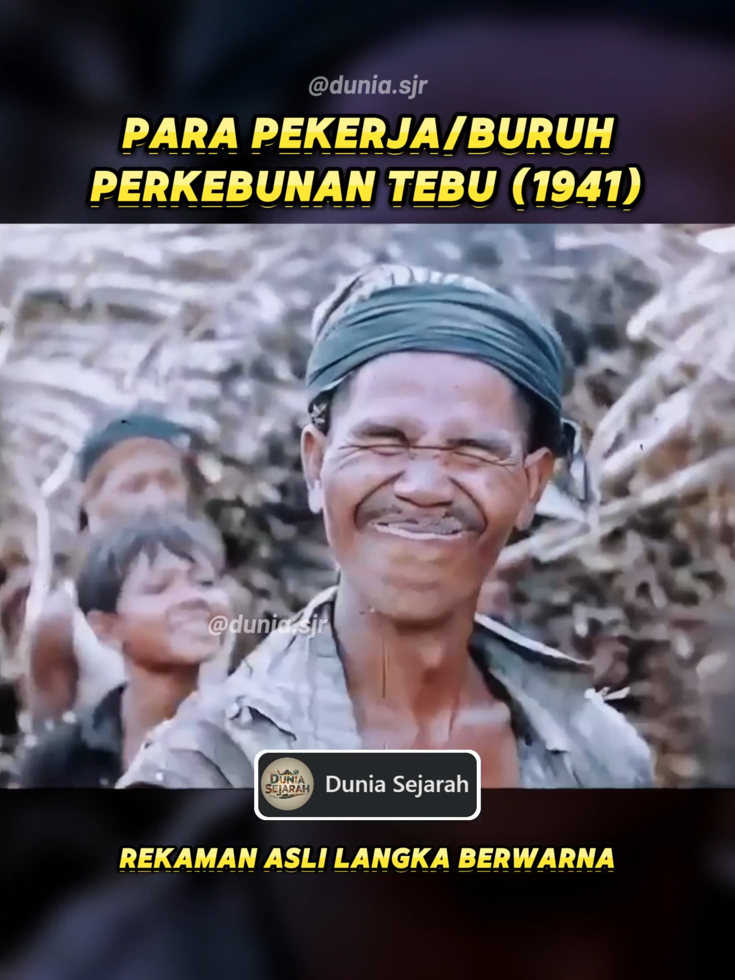 Wajah-wajah buruh perkebunan tebu tahun 1941, di antara mereka ada anak-anak yang ikut bekerja, mengangkat beban hidup terlalu cepat demi menyambung nafkah keluarga. #SejarahIndonesia #PerkebunanTebu #Buruh #Kolonial #Nostalgia #FYP