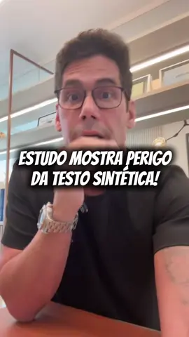 Anabolizantes e o coração: existe dose segura? 🚨 Uma meta-análise recente (IJC, 2025) avaliou mais de 2.000 homens atletas usuários de esteroides anabólicos (como ésteres de testosterona) comparados a atletas naturais e controles. 🔻 O que encontraram nos usuários: 	•	Função cardíaca pior ➝ queda média de −2,2% na fração de ejeção. 	•	Deformação do miocárdio alterada ➝ GLS ficou 3,3% menos negativo, sinal de menor eficiência contrátil. 	•	Remodelamento do coração ➝ paredes mais espessas (+1,2 mm), aumento da massa do ventrículo esquerdo (+13 g) e maior diâmetro interno (+1 mm). 📌 Conclusão: o uso de testosterona sintética em atletas leva a remodelamento adverso e queda da função ventricular, reforçando que o abuso de testosterona sintética não é seguro para o coração. 🔬 Referência: Anabolic-androgenic steroids on cardiac structure and function in resistance-trained athletes: A systematic review and meta-analysis. Int J Cardiol. 2025. #longevidade #reposicaohormonal #trt 