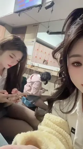 #女孩子要么美一点要么努力一点 Girls either be beautiful or work hard